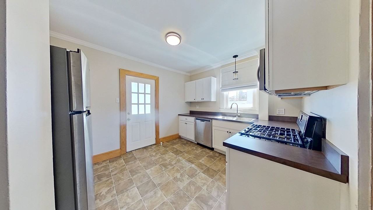 549 Lancaster Ave - Photo 5 of 11