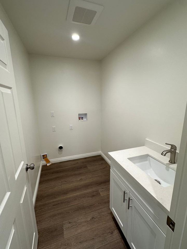 505 Wolff St - Photo 4 of 12