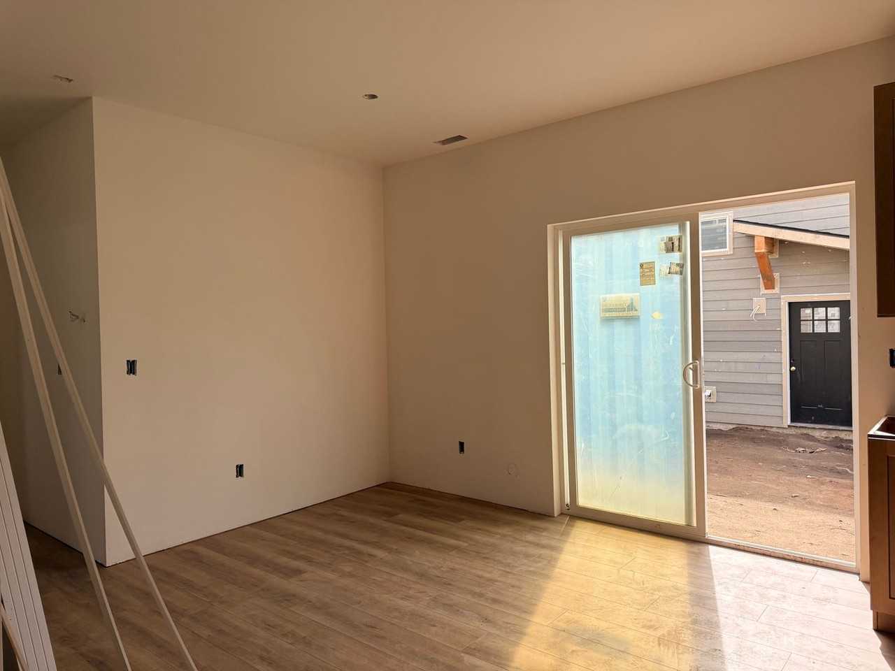 504 E Locust Ave - Photo 4 of 21