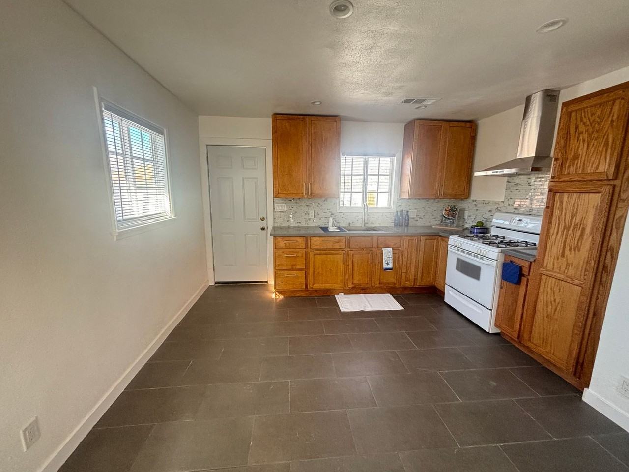 45025 1/2 10th St W - Photo 5 of 16