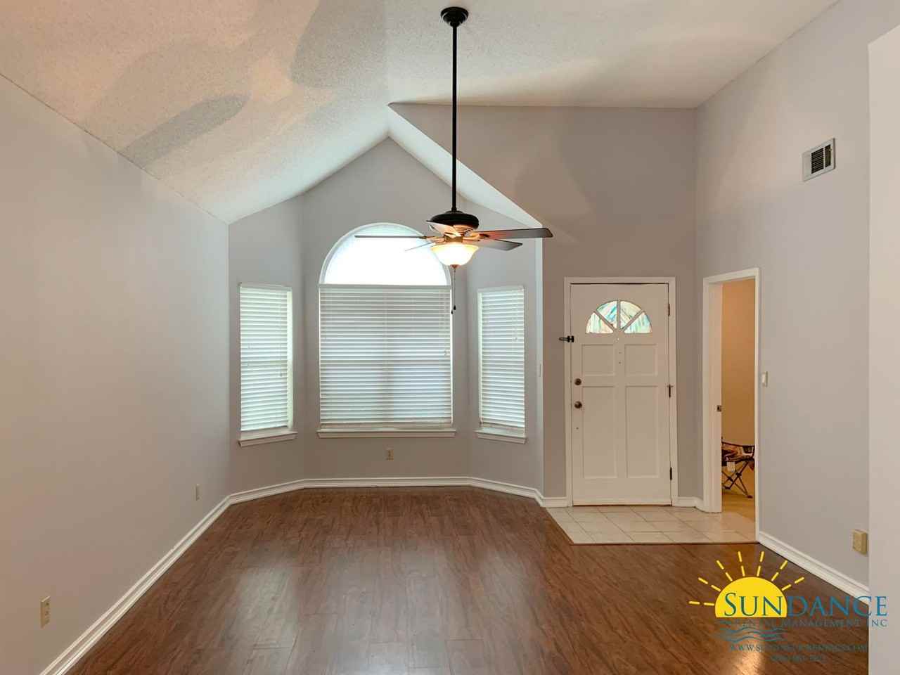2525 Georgetown Ln - Photo 3 of 10