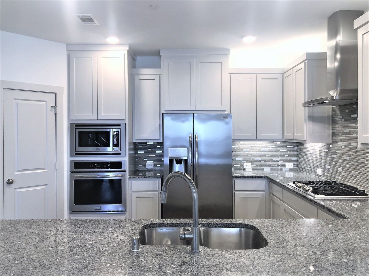 422 Bonfield Dr - Photo 4 of 24