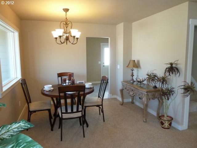 813 Niagara Ave - Photo 5 of 29