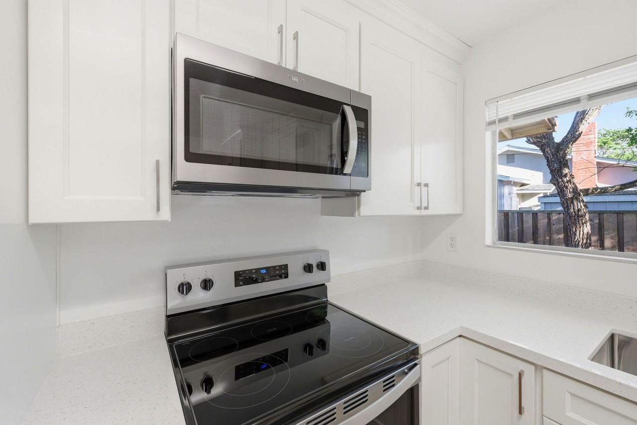 1835 Arkell Rd - Photo 4 of 33