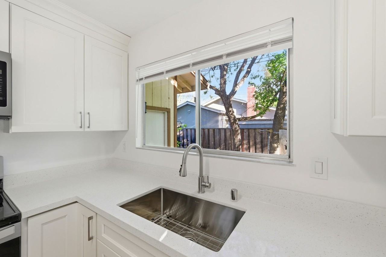 1835 Arkell Rd - Photo 5 of 33