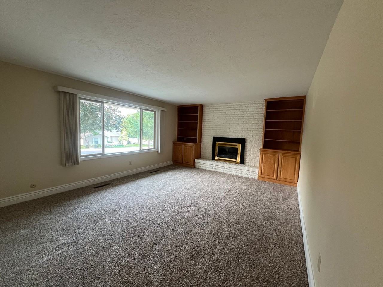 2690 Lois Ln - Photo 3 of 44