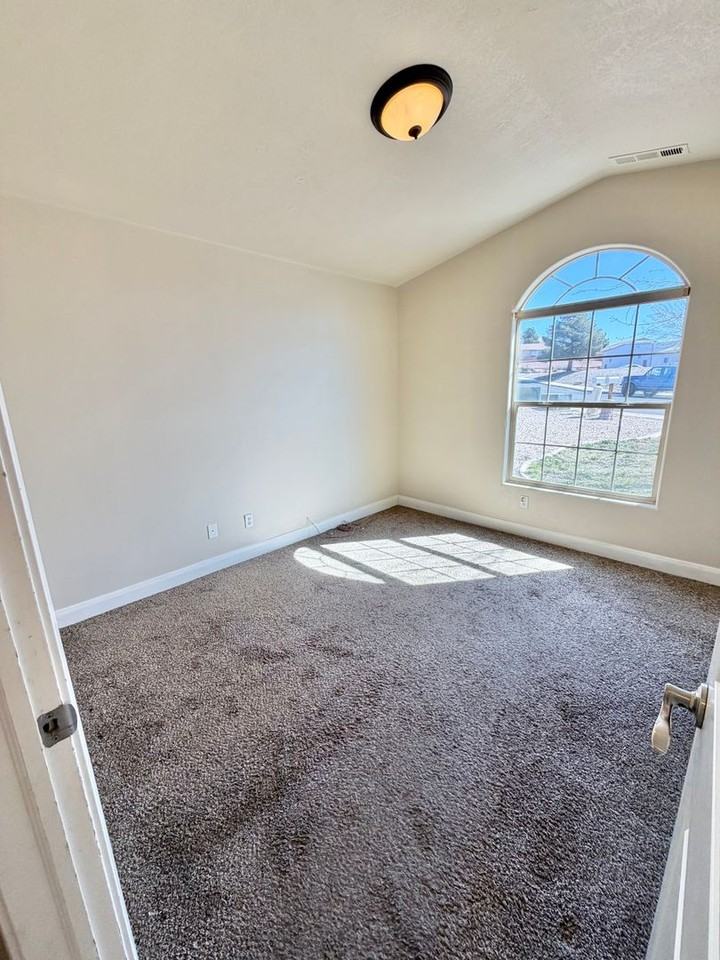 887 N Caddington Rd - Photo 7 of 36