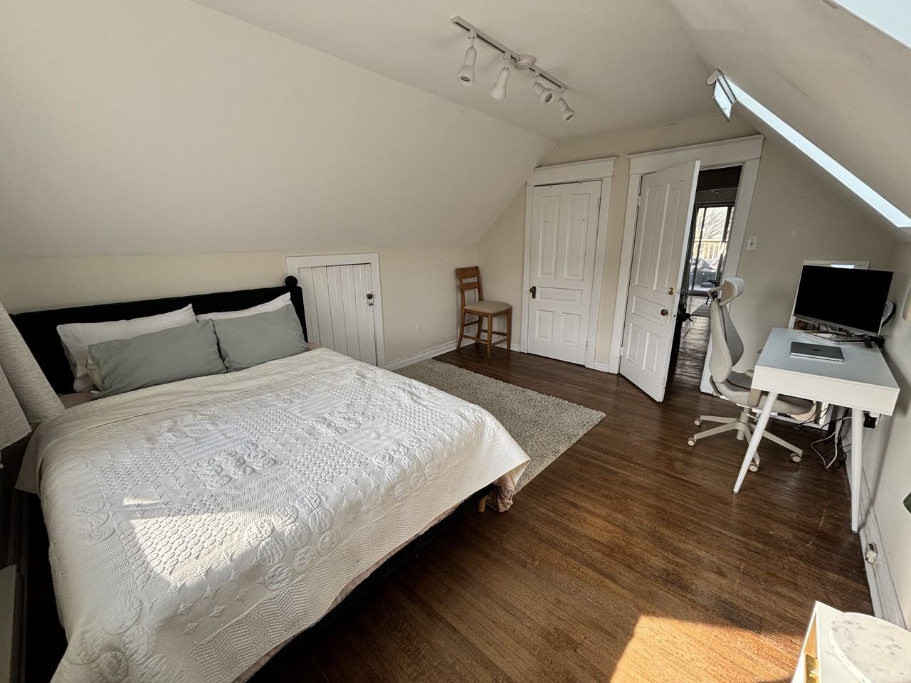 466 Gladstone Avenue - Photo 3 of 10