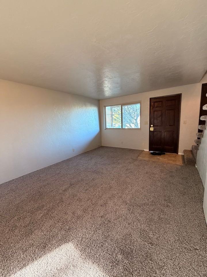 1005 Prescott Ln - Photo 2 of 13