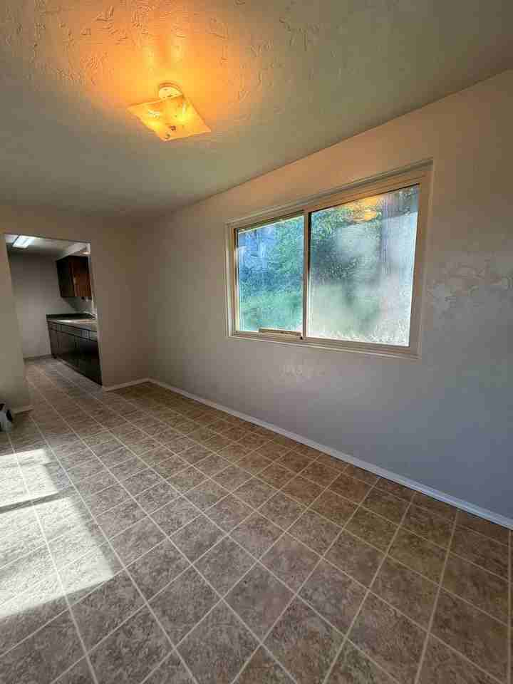 1005 Prescott Ln - Photo 3 of 13