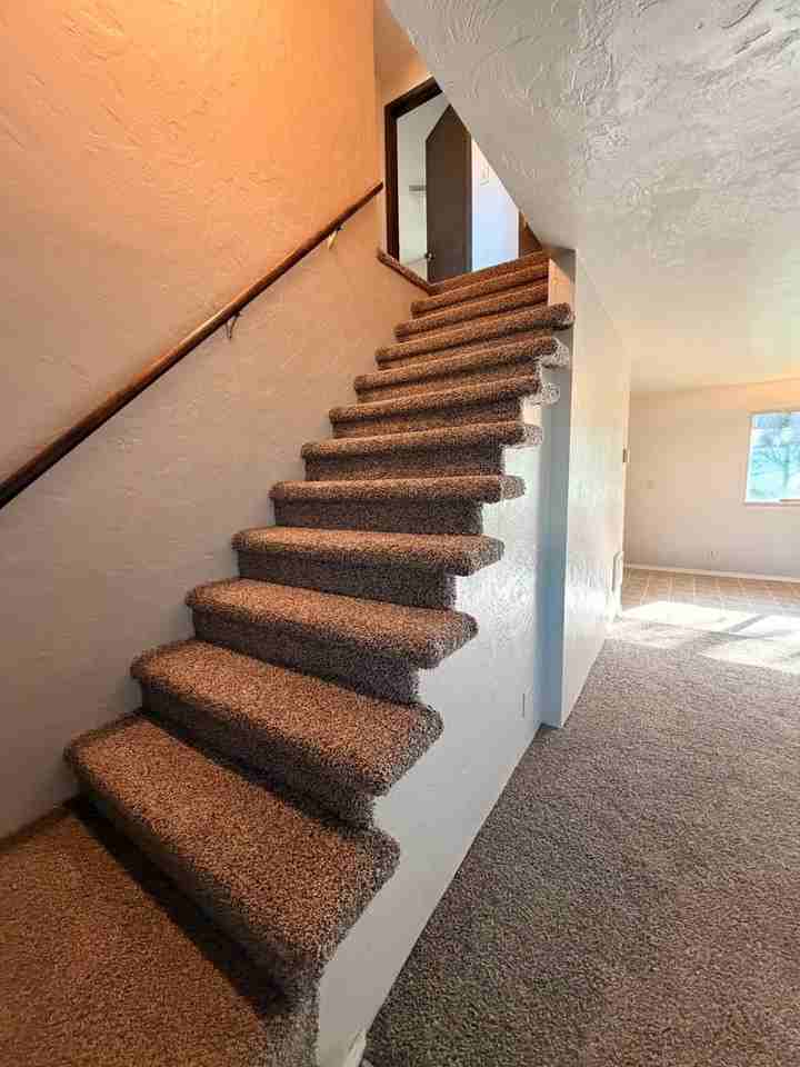 1005 Prescott Ln - Photo 7 of 13