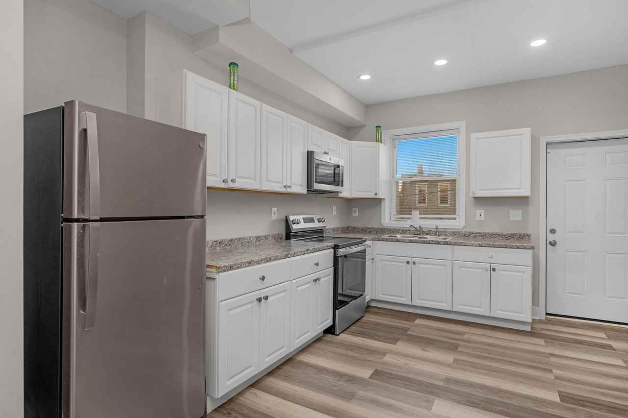 2533 Christian St - Photo 3 of 26