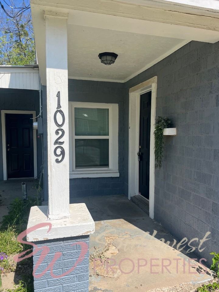 1029 W Green St - Photo 2 of 16