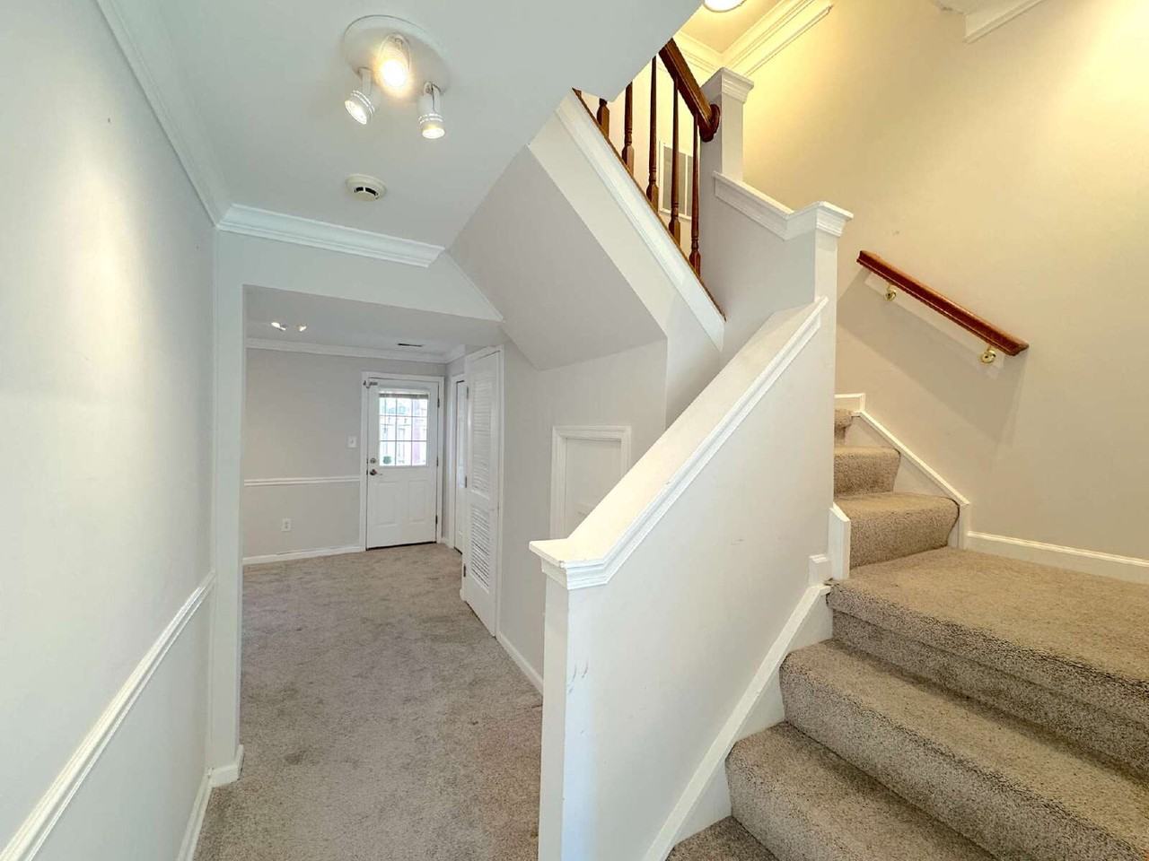 6410 Katherine Ann Ln - Photo 3 of 32