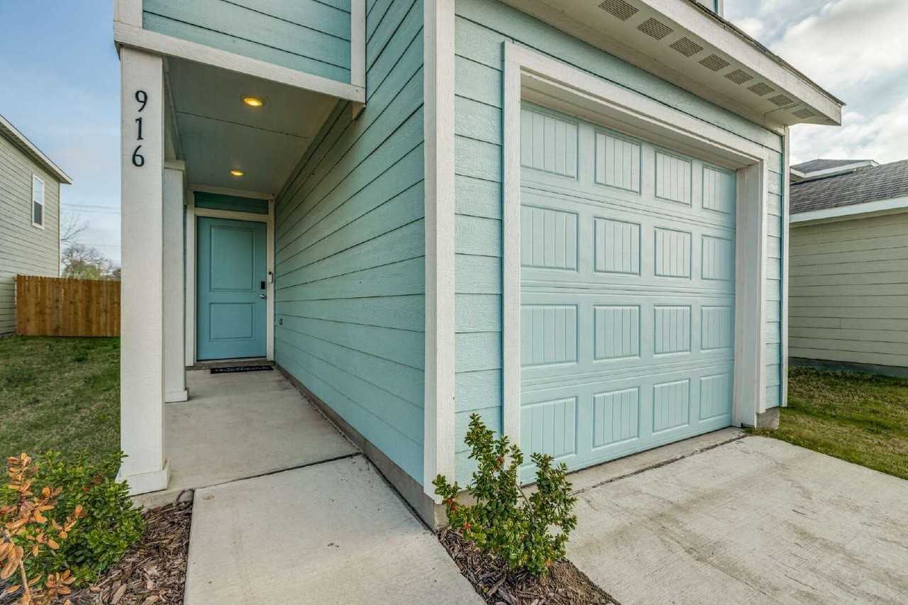 916 Grebe Dr - Photo 3 of 26