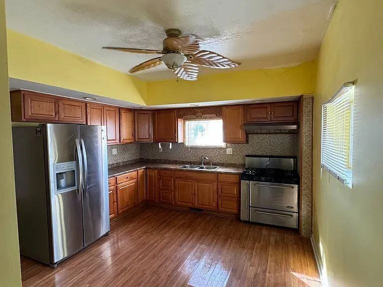 Floor1 208 1/2 E Cherry St - Photo 3 of 11