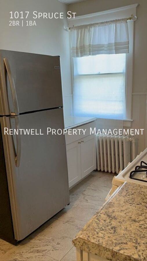 1017 Spruce St - Photo 5 of 12