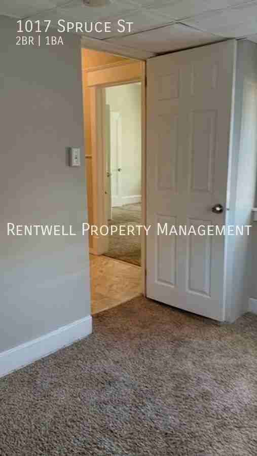 1017 Spruce St - Photo 7 of 12