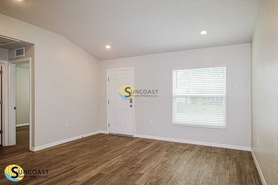 814 Spruce St - Photo 4 of 26