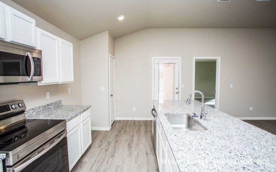 2005 Kenwood Ave - Photo 5 of 33