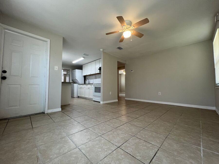 809 1/2 W Warren St - Photo 2 of 9