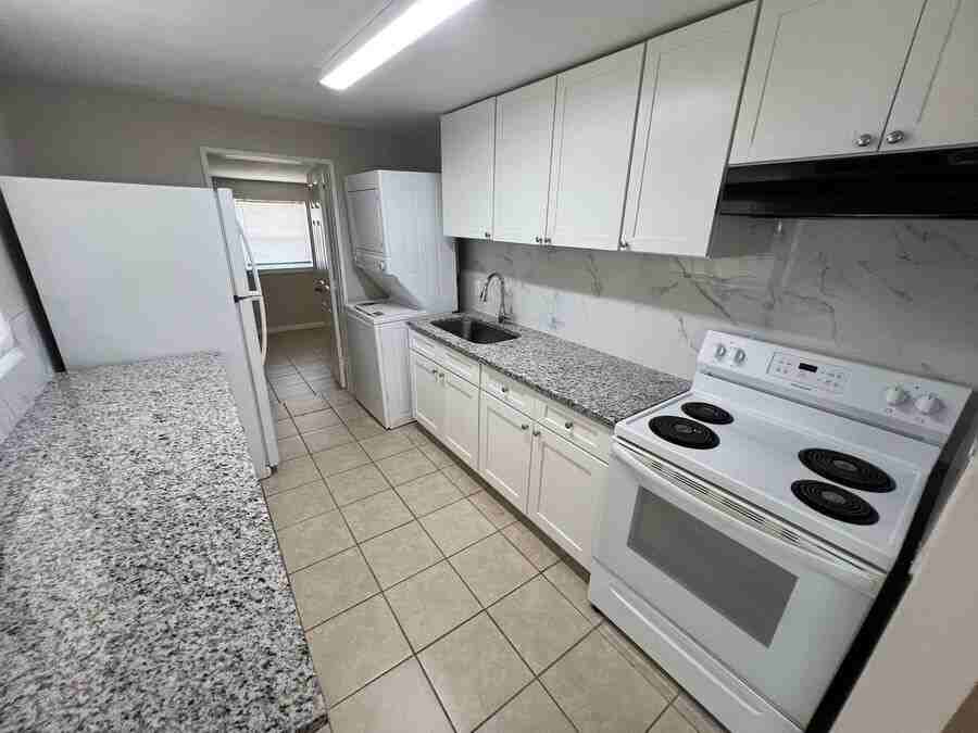 809 1/2 W Warren St - Photo 3 of 9