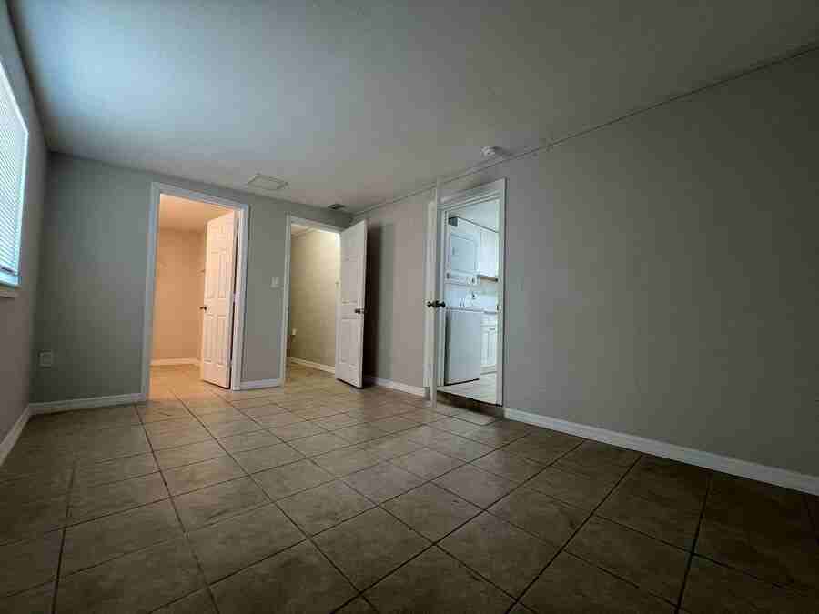 809 1/2 W Warren St - Photo 4 of 9