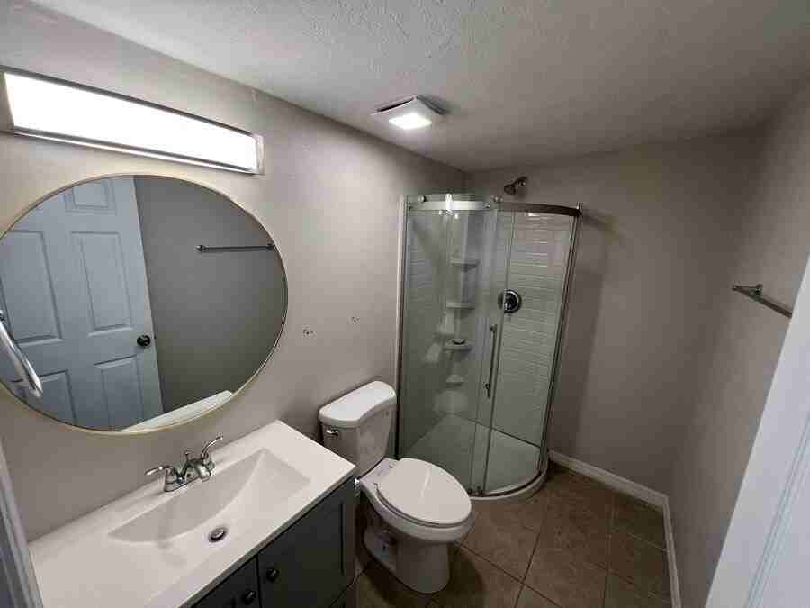 809 1/2 W Warren St - Photo 5 of 9