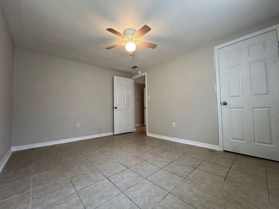 809 1/2 W Warren St - Photo 6 of 9