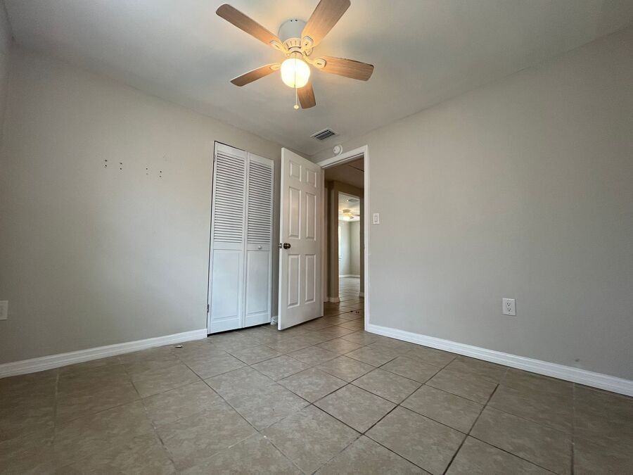 809 1/2 W Warren St - Photo 7 of 9