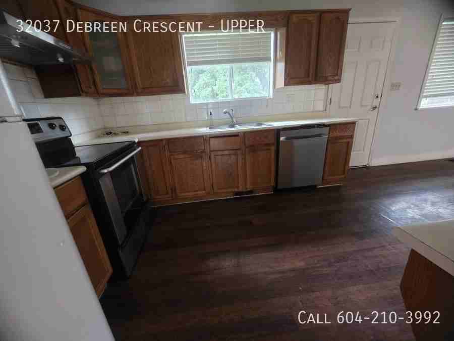 32037 Debreen Cres - Photo 3 of 11