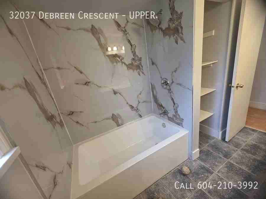 32037 Debreen Cres - Photo 7 of 11
