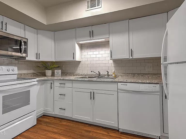 115 Beechnut St #G9 - Photo 6 of 16