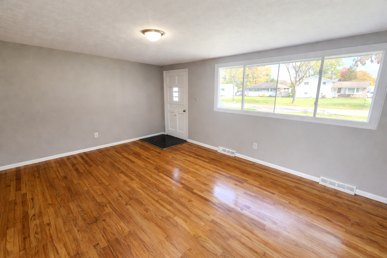 19700 Newton Ave - Photo 3 of 15