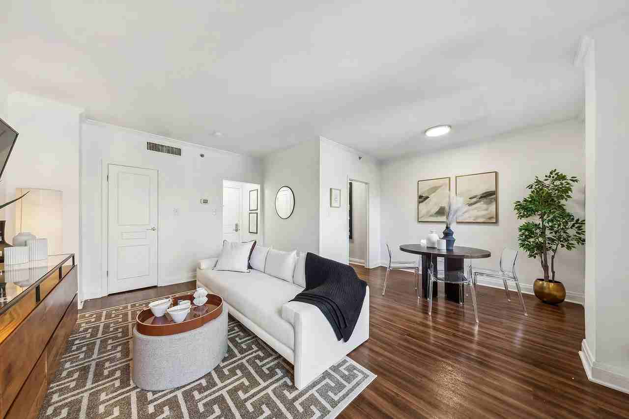 158 E Chestnut St - Photo 2 of 9