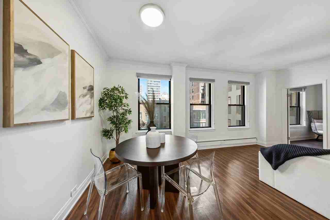 158 E Chestnut St - Photo 3 of 9