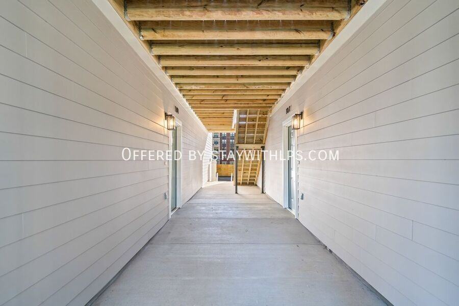 1571 Court Ave #102 - Photo 4 of 41