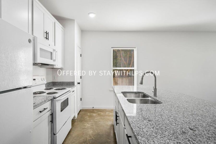 1571 Court Ave #102 - Photo 5 of 41