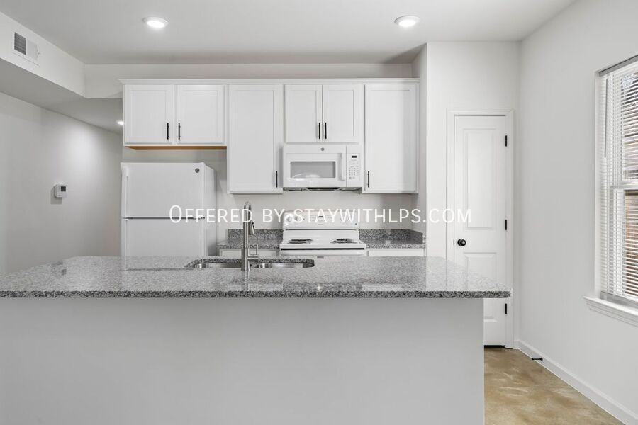 1571 Court Ave #102 - Photo 6 of 41