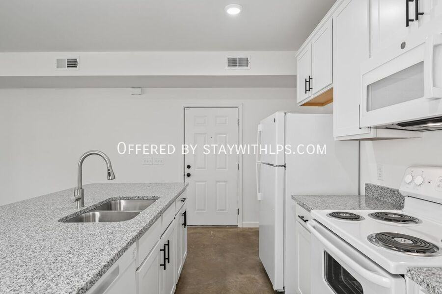 1571 Court Ave #102 - Photo 7 of 41