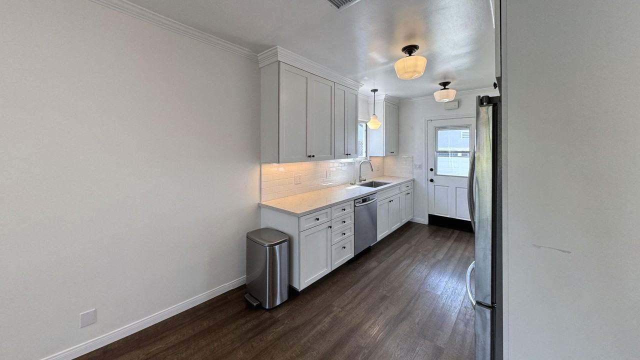 3125 Stanford Ave - Photo 4 of 23