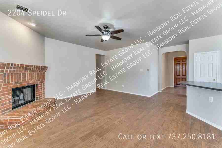 2204 Speidel Dr - Photo 4 of 25
