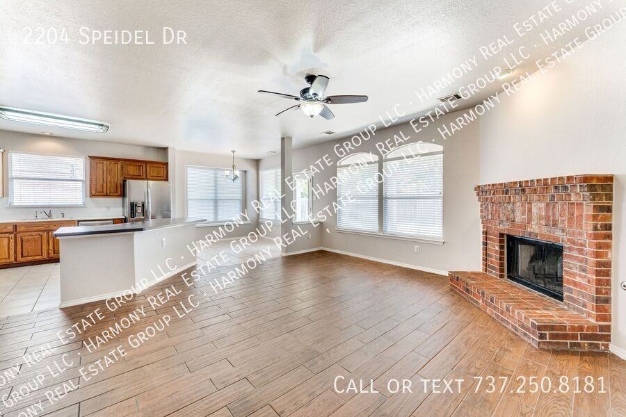 2204 Speidel Dr - Photo 5 of 25