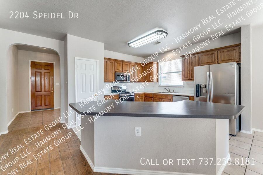 2204 Speidel Dr - Photo 6 of 25