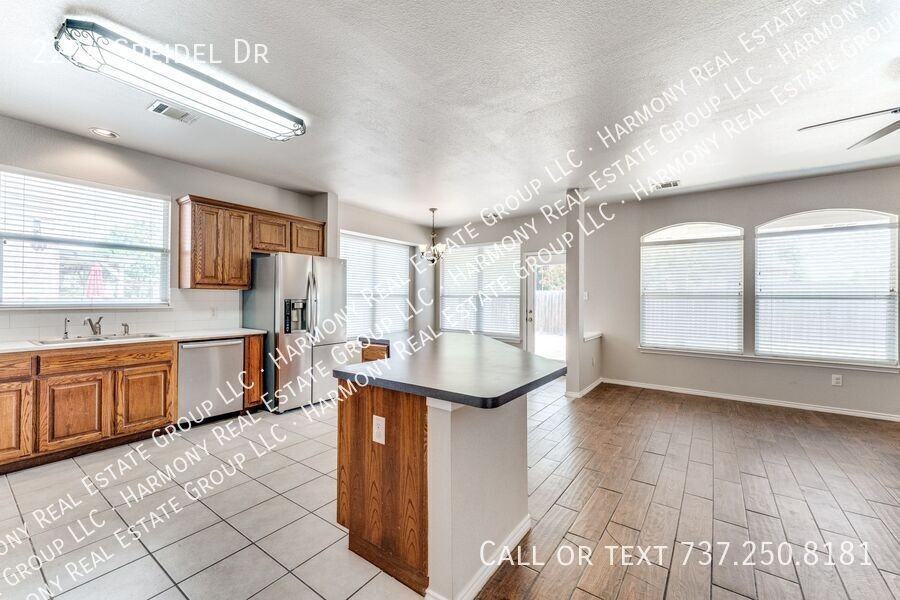 2204 Speidel Dr - Photo 7 of 25