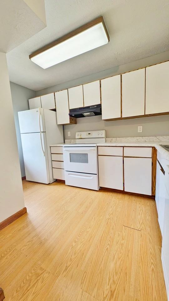 577 E Graham Pl - Photo 7 of 18