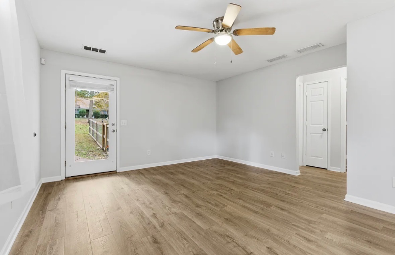 2690 Airplane Dr - Photo 3 of 7
