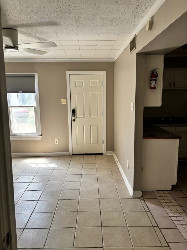 1514 W University Ave #C - Photo 2 of 7