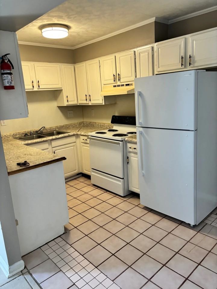 1514 W University Ave #C - Photo 4 of 7