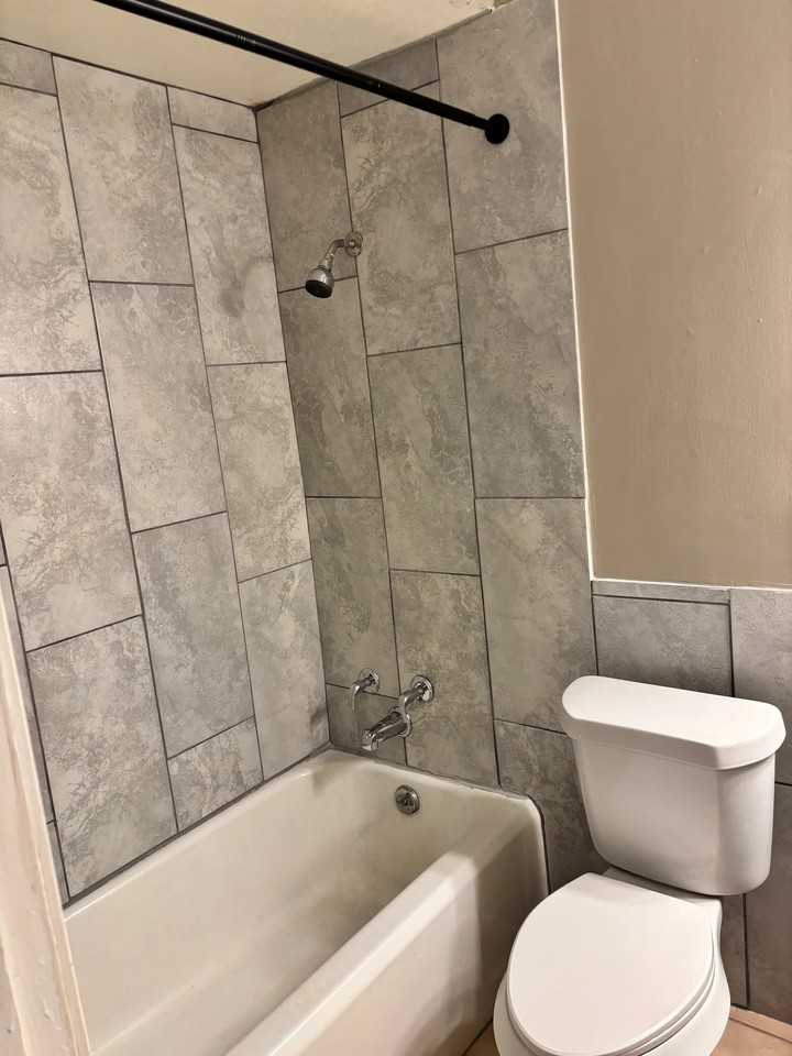 1514 W University Ave #C - Photo 7 of 7